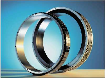 Бескорпусные, высокомоментные двигатели IndraDyn T производства компании Bosch Rexroth состоят из кольцеобразного статора с трехфазными обмотками и ротора с постоянными магнитами. При скорости вращения 60 об/мин двигатель создает постоянный крутящий момент, равный 6300 Нм. На более низкой скорости пиковый крутящий момент равен 13800 Нм.